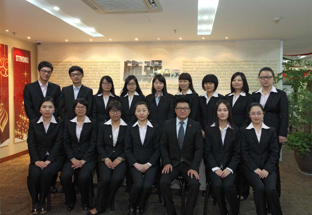 施強國際集體有限公司身著定制工作服合影